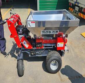 동력퇴비살포기